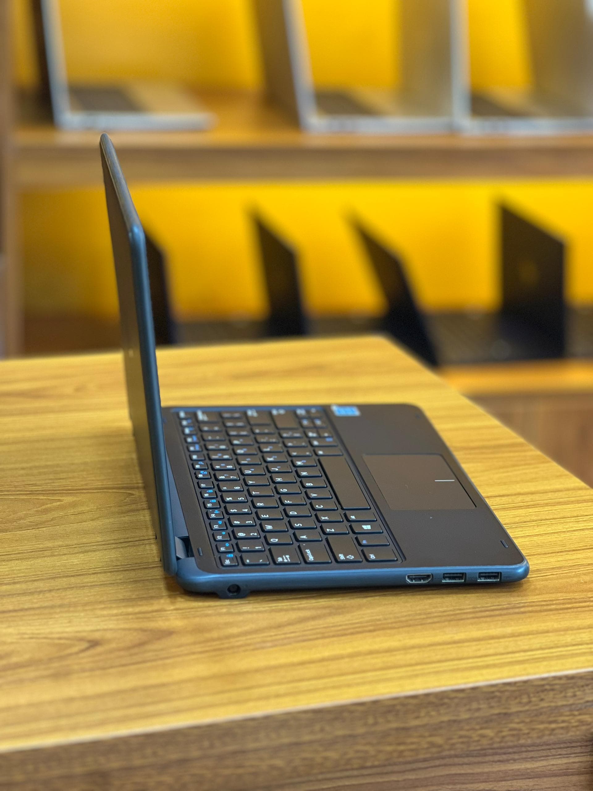 DELL LATITUDE 3190 view 2